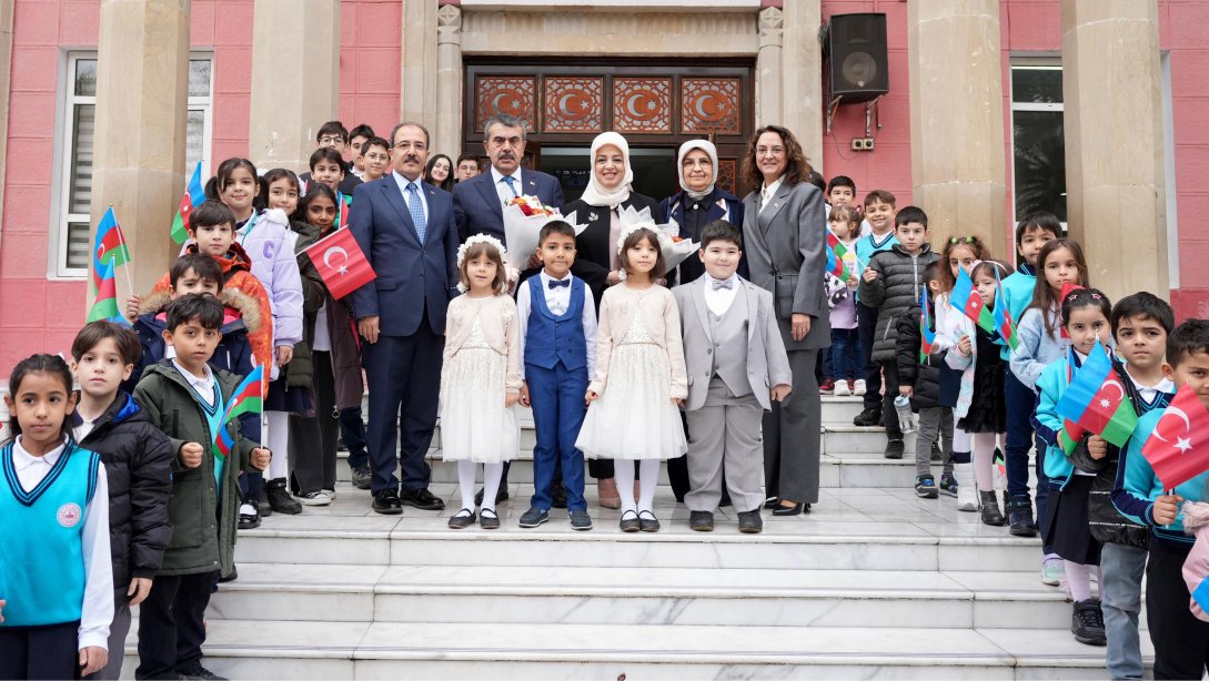 Milli Eğitim Bakanımız Sayın Yusuf Tekin ve Eşi Ayşe Tekin Hanımefendi, COP29 (Birlemiş Milletler İklim Değişikliği Zirvesi) Amacıyla Geldiği Azerbaycan'da Bakü Türk Anadolu Lisemizi Ziyaret Etti