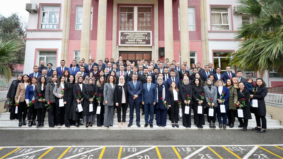 Milli Eğitim Bakanımız Sayın Yusuf Tekin ve Eşi Ayşe Tekin Hanımefendi, COP29 Amacıyla Geldiği Azerbaycan'da Bakü Türk Anadolu Lisesi Öğretmenleri İle Bir Araya Geldi